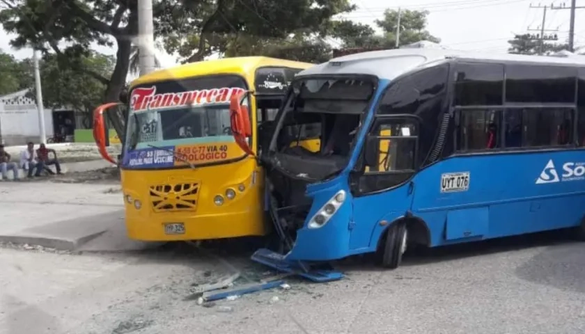 Así quedaron los buses tras el accidente.