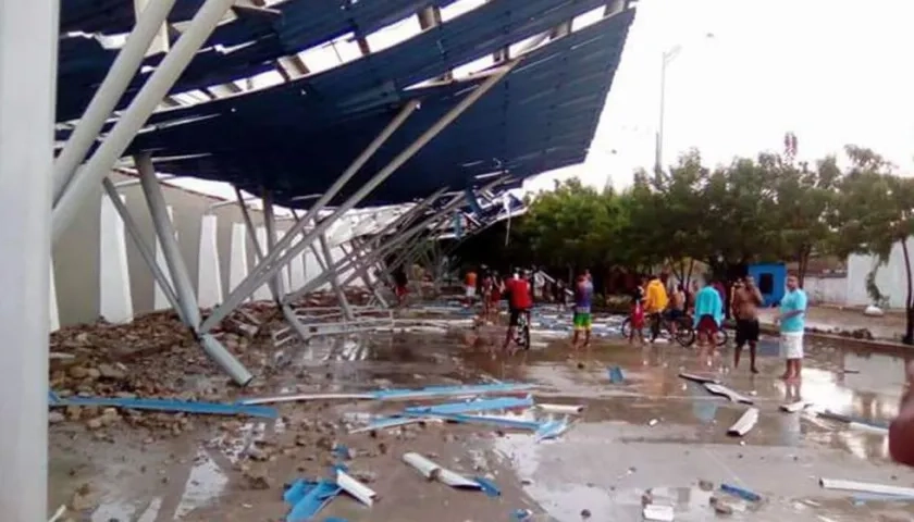 Un fuerte vendaval destechó esta tarde el estadio  municipal de Campo de la Cruz