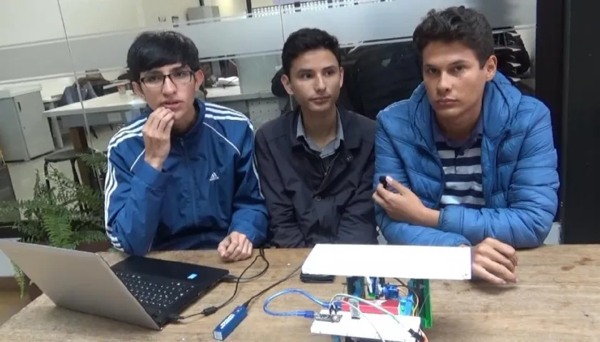 Tres de los 4 estudiantes de ingeniería electrónica que idearon una autocamilla.