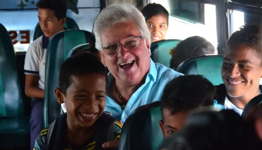 Los estudiantes felices acompañados por el Alcalde Joao Herrera en el transporte escolar.