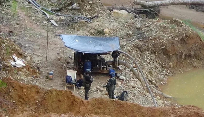  La Policía intervinó 5 minas y capturó a 11 personas, de las cuales 9 trabajaban en labores de minería en socavones de oro.