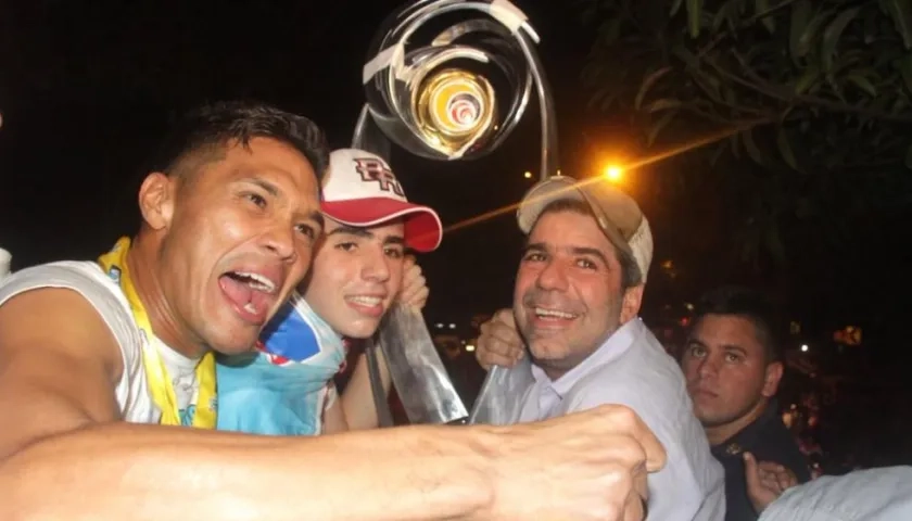 El Alcalde Alejandro Char celebrando la octava estrella del Junior.