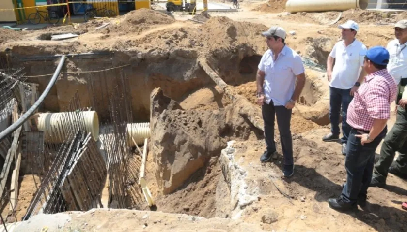 El Alcalde de Barranquilla, Alejandro Char, inspecciona las obras del arroyo de la calle 75.