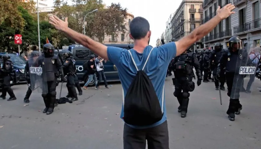 Un hombre se encara con la policía en la plaza de Urquinaona durante una nueva protesta convocada por los autodenominados Comités de Defensa de la República (CDR).