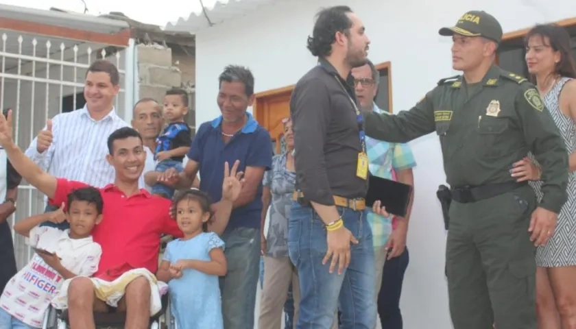 El patrullero  con su familia tras recibir la vivienda remodelada.