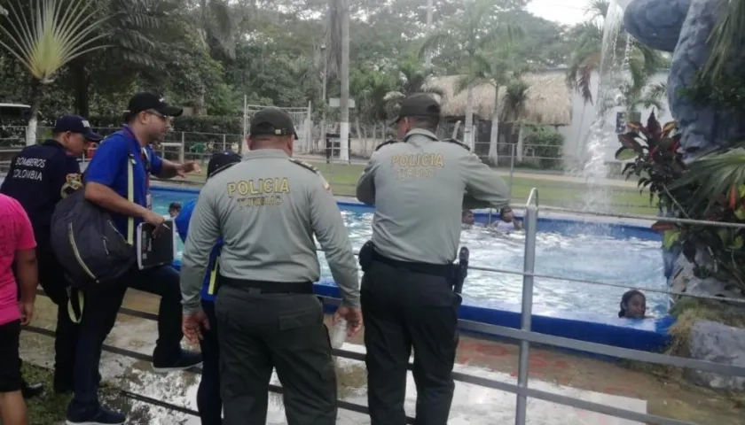 Grupo de la Policía del Atlántico visitando piscinas en el departamento.