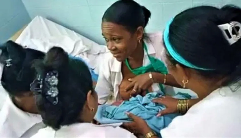 La médica estomatóloga Yudelsi Céspedes, de 35 años, amamantando a un bebé abandonado.