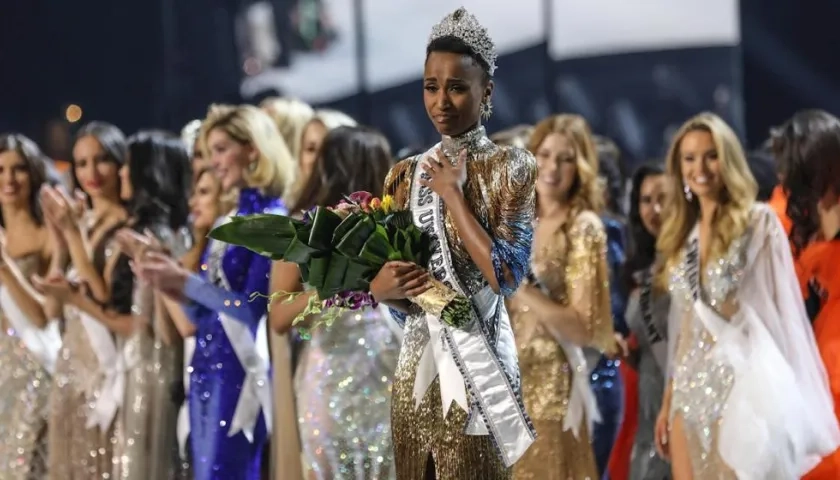 La sudafricana Zozibini Tunzi, fue coronada como Miss Universo 2019.