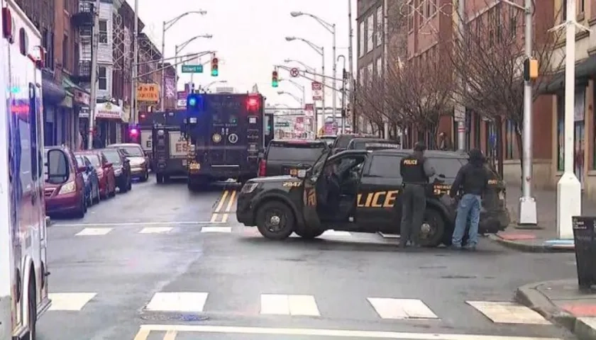 Durante al menos una hora sonaron los intercambios de disparos en la comunidad de Greenville de Jersey City,