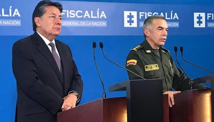 El Fiscal Néstor Humberto Martínez y el Director de la Policía, General Óscar Atehortúa.