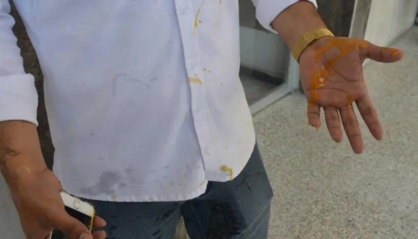 El periodista Heyner Escobar resultó agredido con un huevo