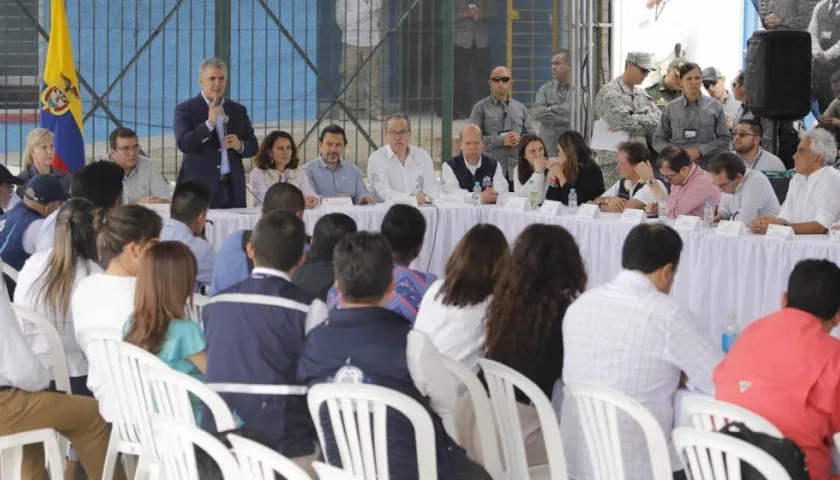 Presidente durante una reunión en Caldono, Cauca.