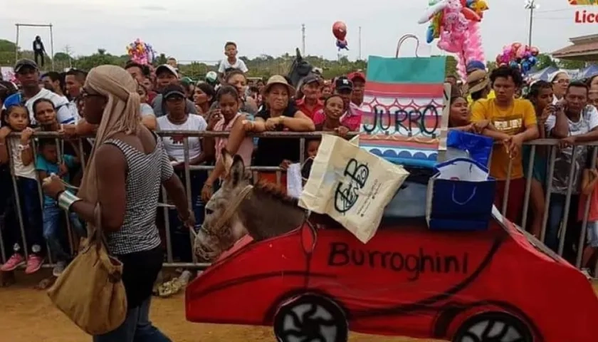 El ‘Burroghini’ en el Festival del Burro.