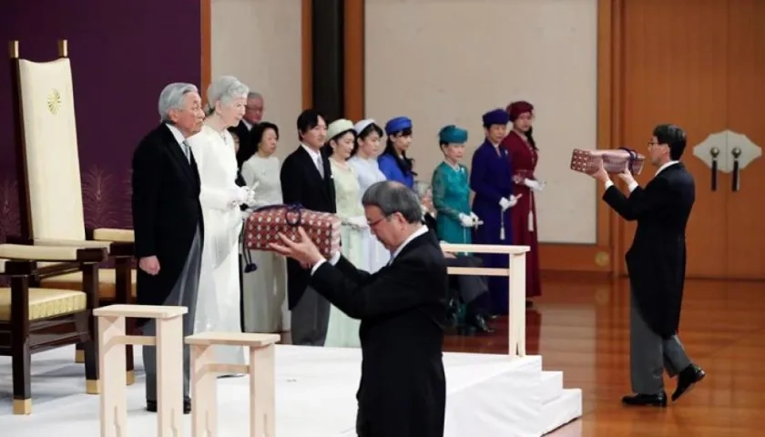 El emperador Akihito (zq) de Japón, acompañado por la emperatriz Michiko (c-izq), protagonizan la ceremonia "Taiirei-Seiden-no-gi" de abdicación en el Seiden (Salón de Estado), en Tokio (Japón), este martes.