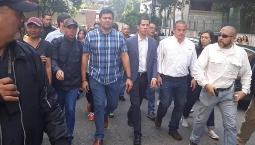 Freddy Superlano, a la derecha de Juan Guaidó.
