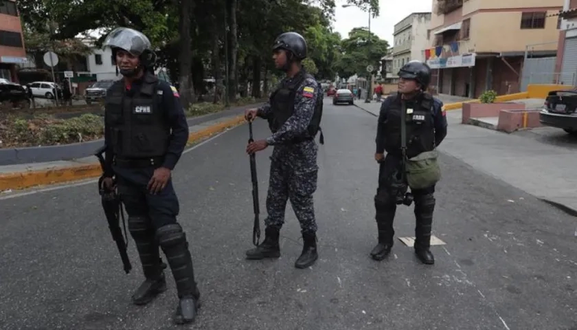 Militares venezolanos vigilan calles de Caracas.