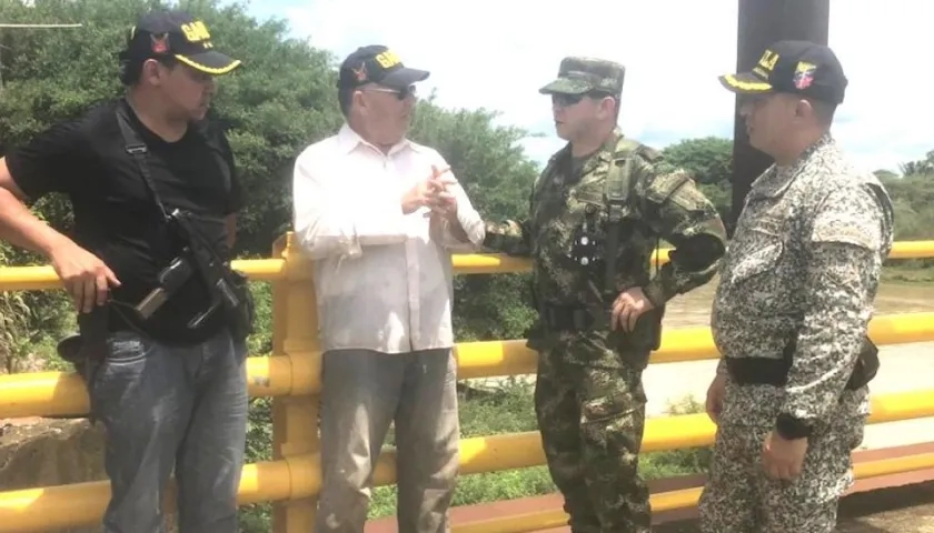 Jorge Luis Támara con representantes de los organismos de seguridad.