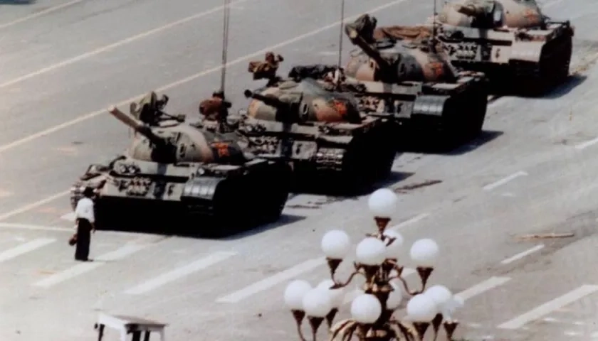 El manifestante anónimo de Tiananmen frente a los tanques de guerra.