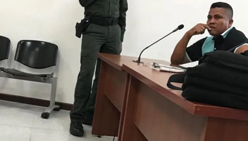 Iván Barrios, acusado de homicidio, a la espera del inicio de la audiencia.