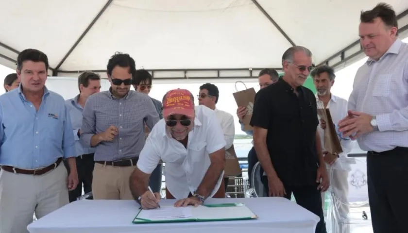 El Alcalde de Barranquilla, Alejandro Char, durante la firma.