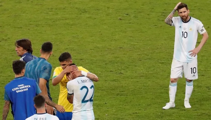 Lionel Messi (d) de Argentina al final del partido Brasil-Argentina de semifinales de la Copa América, que perdieron los argentinos.