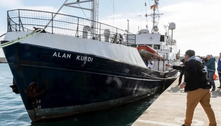 Imagen del barco "Alan Kurdi" en puerto.