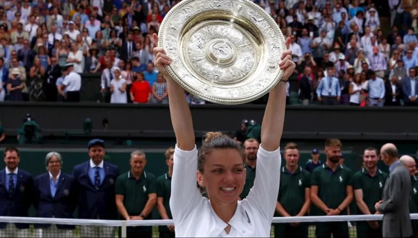 Simona Halep levanta el trofeo de ganadora del Abierto de Wimbledon. 