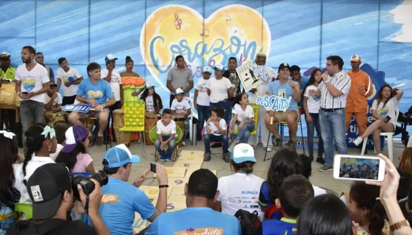 Carlos Vives en el acto de inauguración de la ludoteca ‘La Casa de los Pescaiteros’