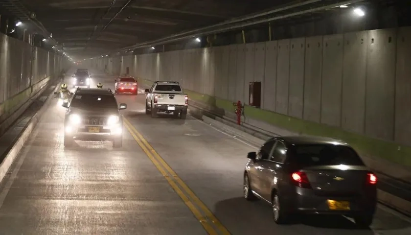 Varios vehículos usan por primera vez el túnel de oriente durante su inauguración este jueves en Medellín (Colombia).