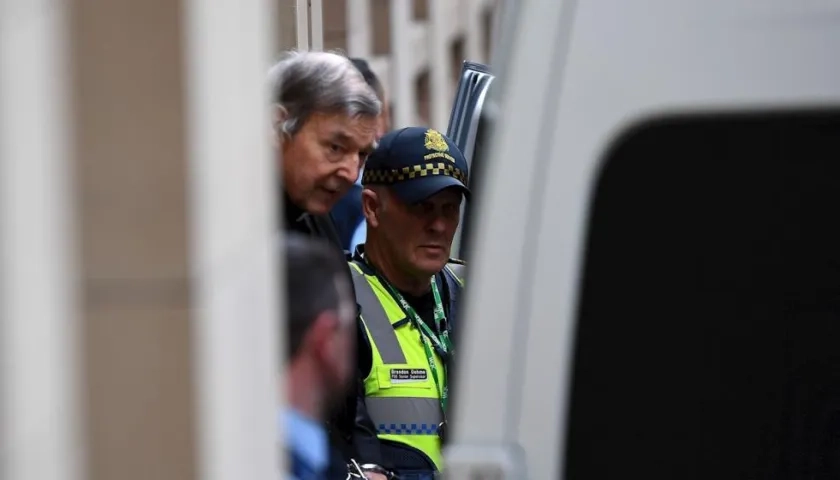 El cardenal australiano George Pell (i), a su salida de la Corte Suprema de Victoria, este miércoles, en Melbourne (Australia).