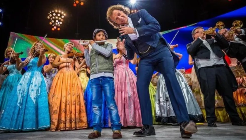 El violinista holandés André Rieu con el niño Daniel Sanabria en Bogotá.