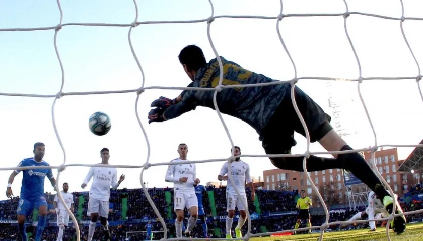 Thibaut Courtois hace una atajada monumental para salvar al Real Madrid. 