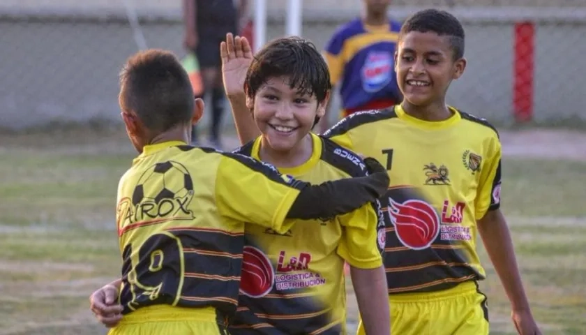 Cristiano (centro), hijo de Teófilo Gutiérrez, celebrando uno de sus goles.