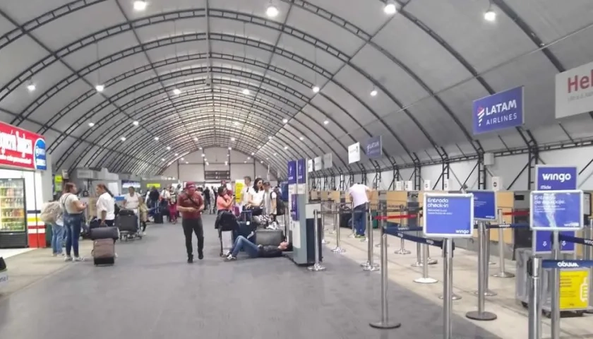 Pasajeros durmiendo en el suelo y quejas de usuarios del aeropuerto