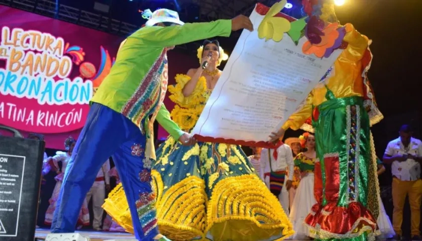 La Reina del Carnaval de Galapa Katina Rincón leyendo su Bando.