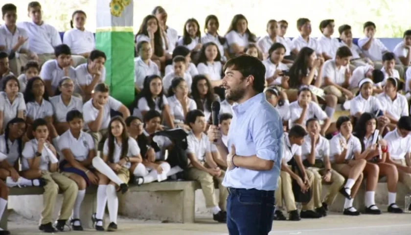 El Alcalde Jaime Pumarejo dirigiéndose a los estudiantes.