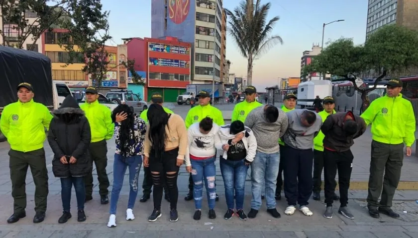 Un fiscal de la seccional Bogotá imputó a estos siete capturados por los delitos de concierto para delinquir, hurto agravado y calificado. 
