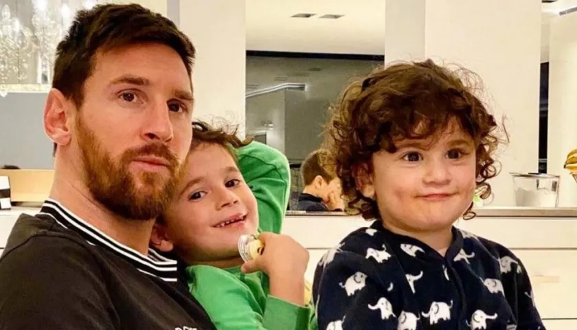 Lionel Messi, jugador argentino, con sus hijos. 