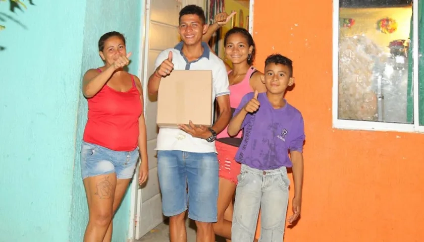 Una familia recibiendo la ayuda en el municipio de Palmar de Varela.