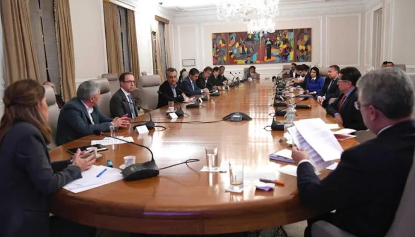 Presidente Duque reunido con un panel de expertos en salud.