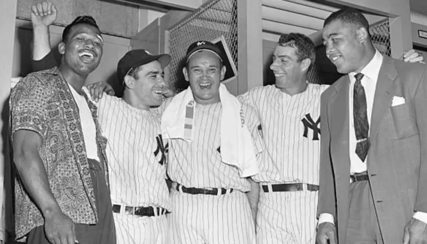 Sugar Ray Robinson y Joe Louis con Yogi Berrra, Allie Reynolds y Joe DiMaggio después de un juego de los Yankees en 1951.