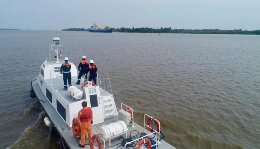 Equipo de la Dimar inspeccionando el canal navegable.
