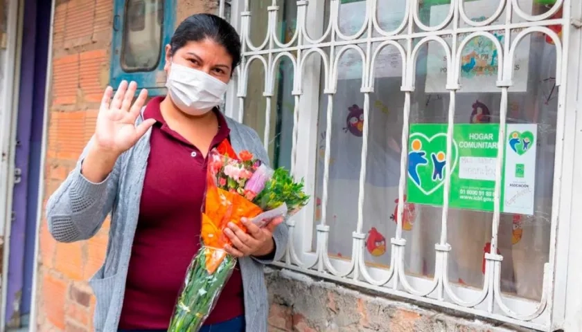 Madres comunitarias de Bogotá recibieron flores.