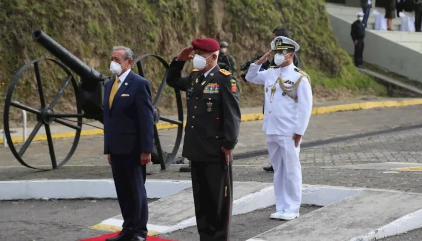 El ministro de Defensa, Oswaldo Jarrin (i), y el jefe del Comando Conjunto de las Fuerzas Armadas, general de división Luis Lara Jaramillo (d), participan en el desfile de conmemoración de la Batalla de Pichincha, este domingo, en Quito (Ecuador). 