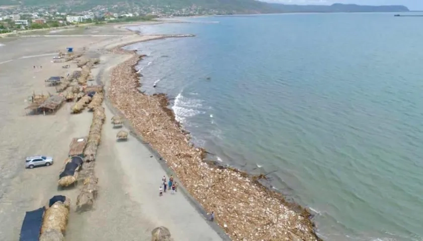 Contaminación ambiental en las playas de Puerto Colombia que se busca compensar.