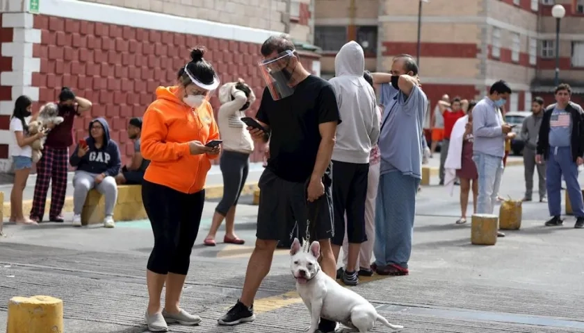 Personas salen de sus hogares después de escuchar la alerta sísmica en diferentes alcaldías de Ciudad de México (México).