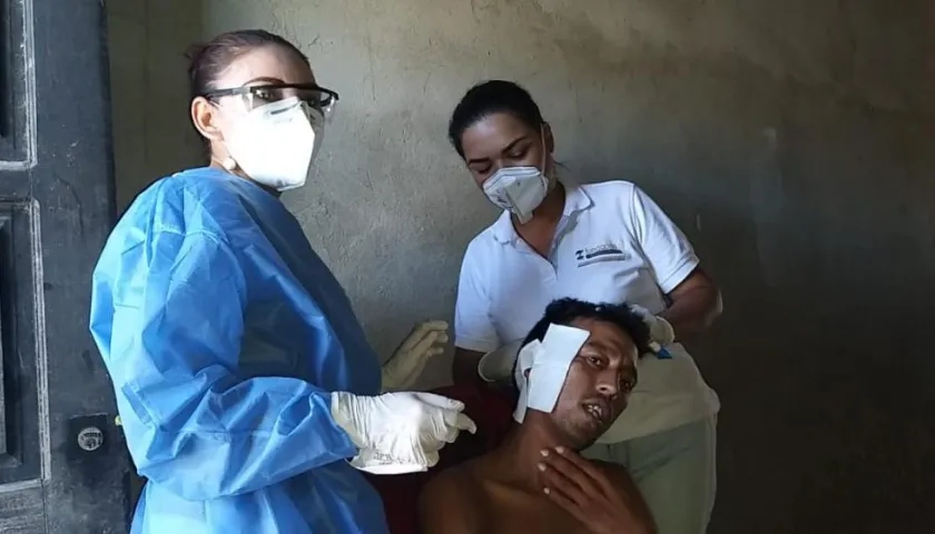 Katherine y Alejandra en la atención de un paciente en Tasajera.