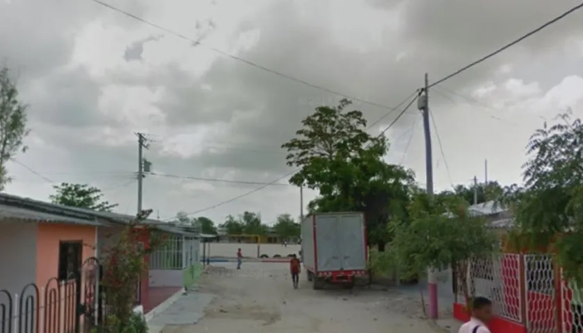 Sector de la cancha de fútbol del barrio Don Bosco, donde empezó a ser perseguido el joven por su asesino.