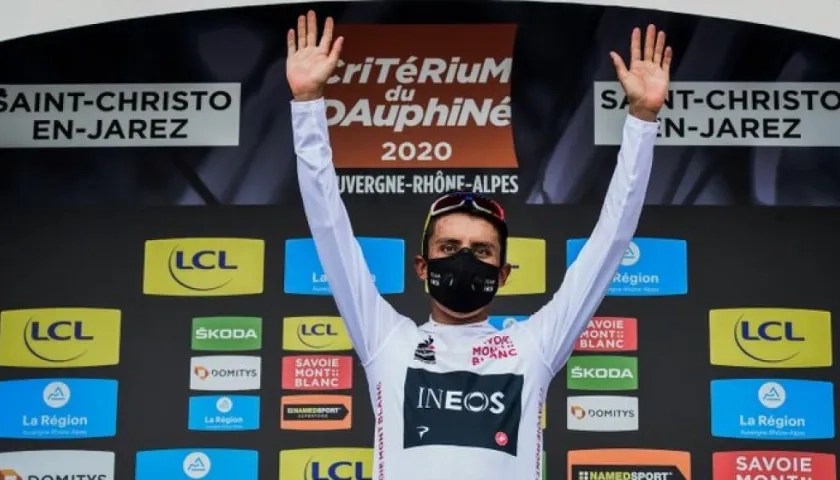 Egan Bernal con la camiseta del mejor joven en el Critérium du Dauphiné.