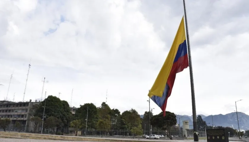 Pabellón a media asta en los edificios públicos en Colombia por las víctimas del Covid-19.